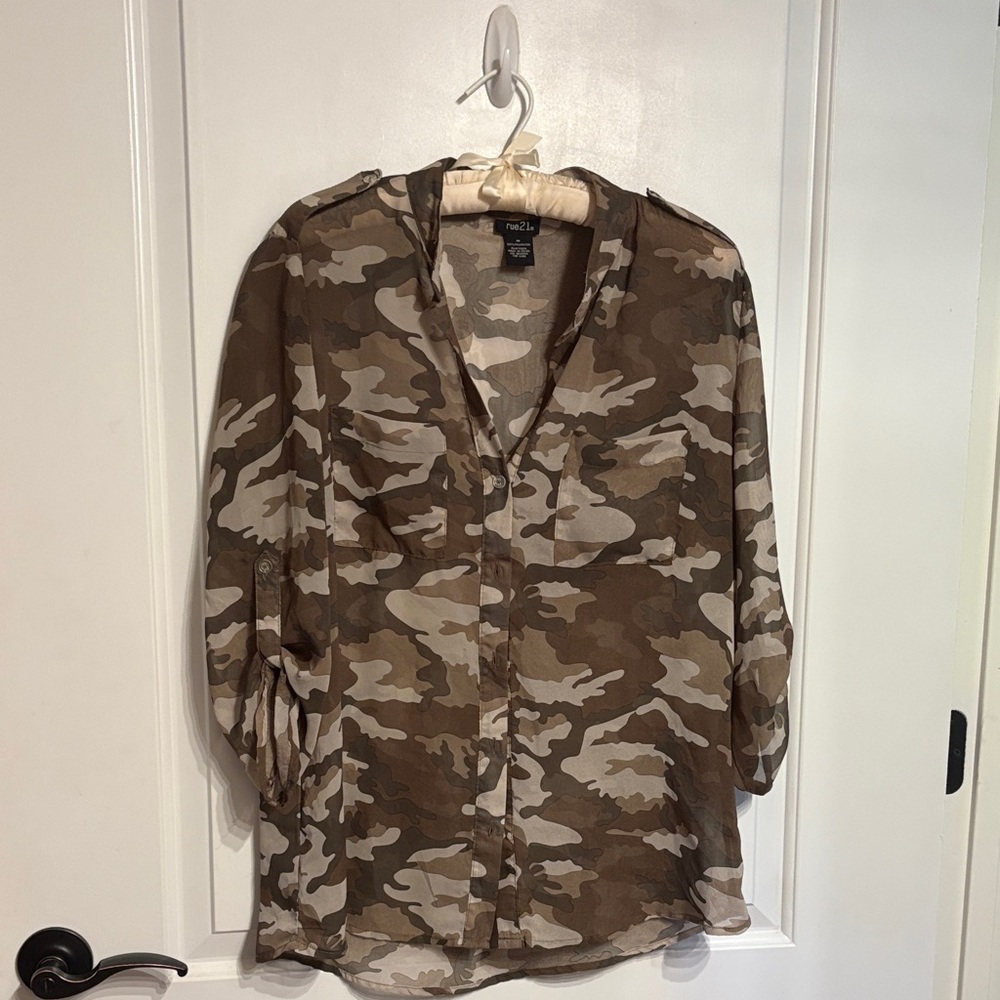 Rue21 Women’s Beige Camouflage Top SZ M